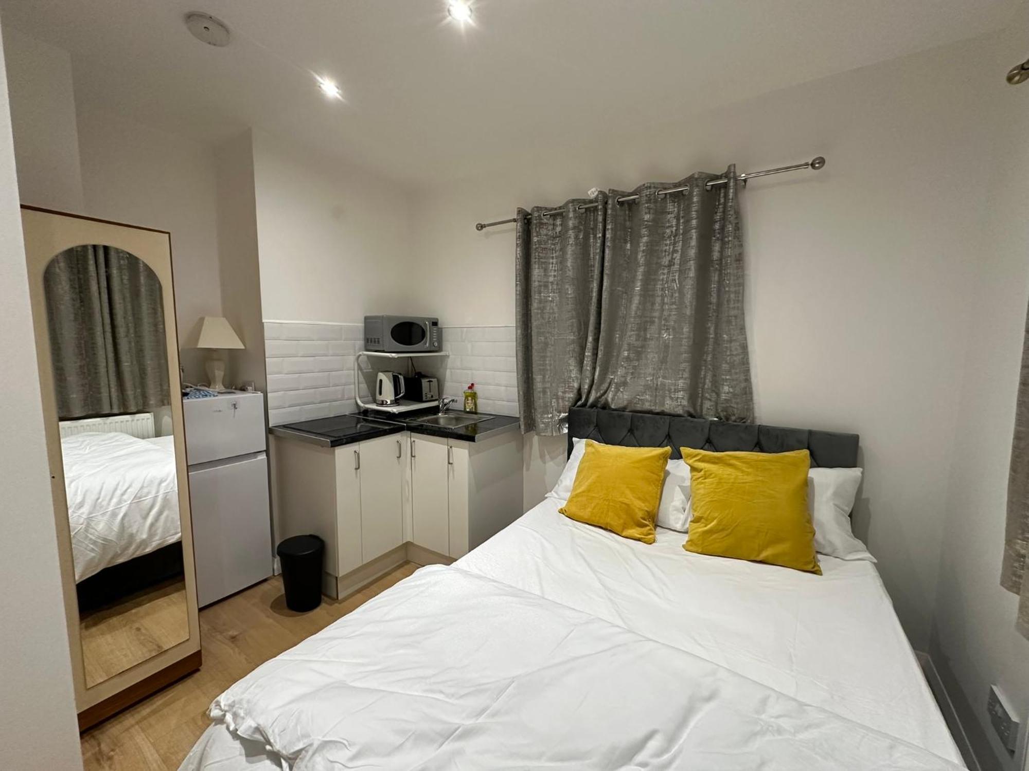 Luxury Ensuite 2Nd Studio Flat With Great Views In Keedonwood Road With Fully Own Bathroom Newly Added And Private Kitchenette Bromley Exterior foto