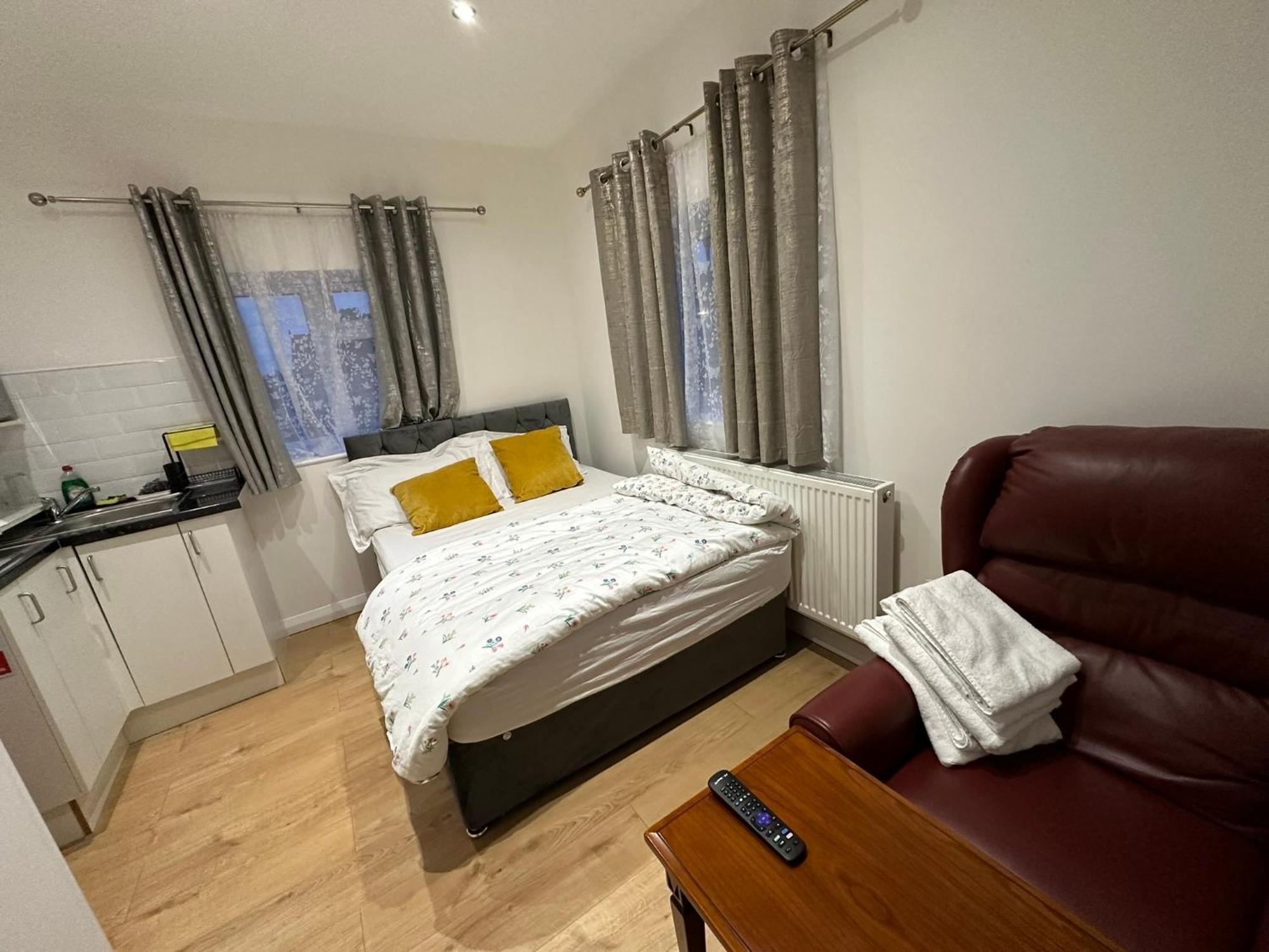 Luxury Ensuite 2Nd Studio Flat With Great Views In Keedonwood Road With Fully Own Bathroom Newly Added And Private Kitchenette Bromley Exterior foto