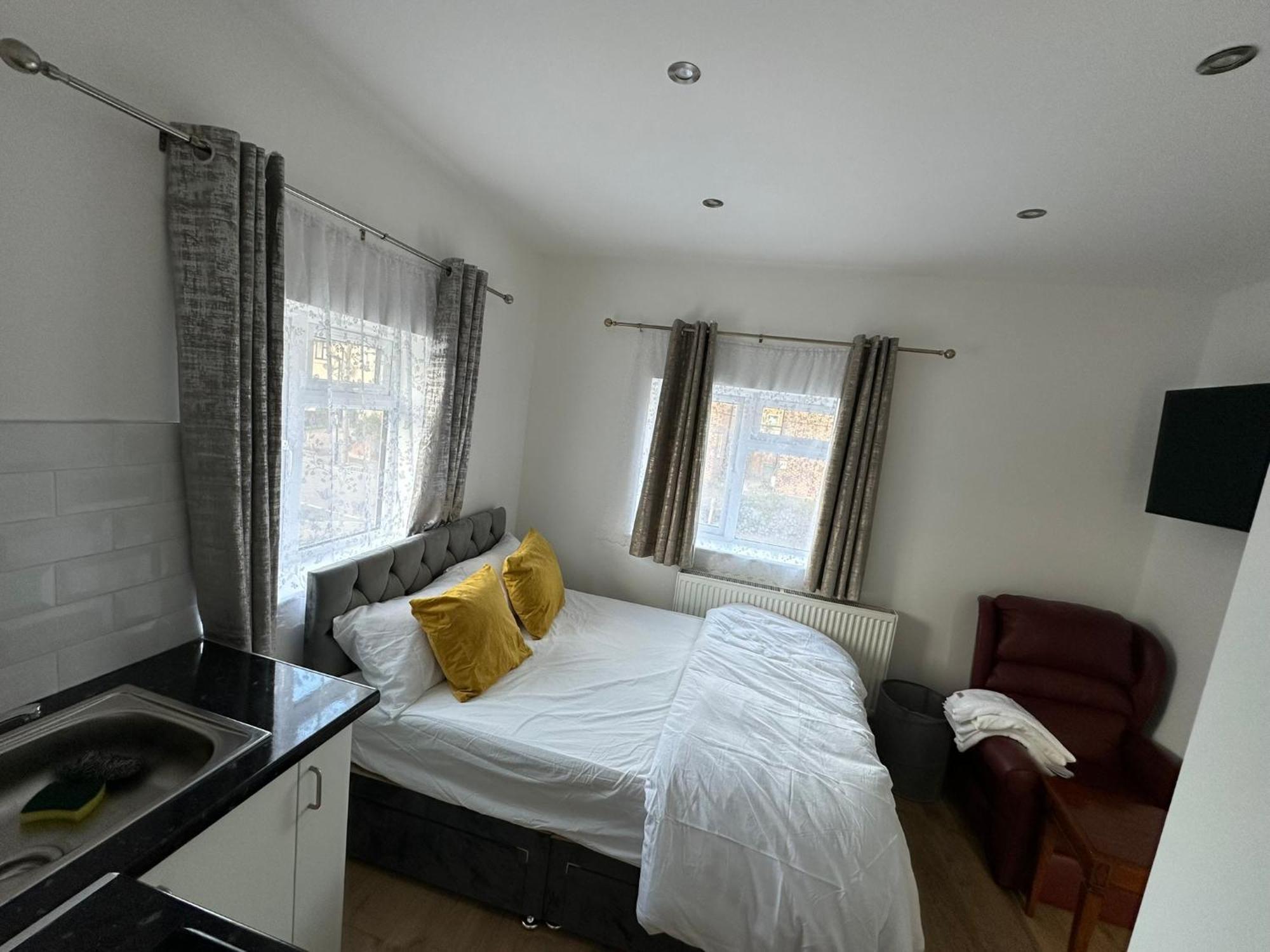 Luxury Ensuite 2Nd Studio Flat With Great Views In Keedonwood Road With Fully Own Bathroom Newly Added And Private Kitchenette Bromley Exterior foto