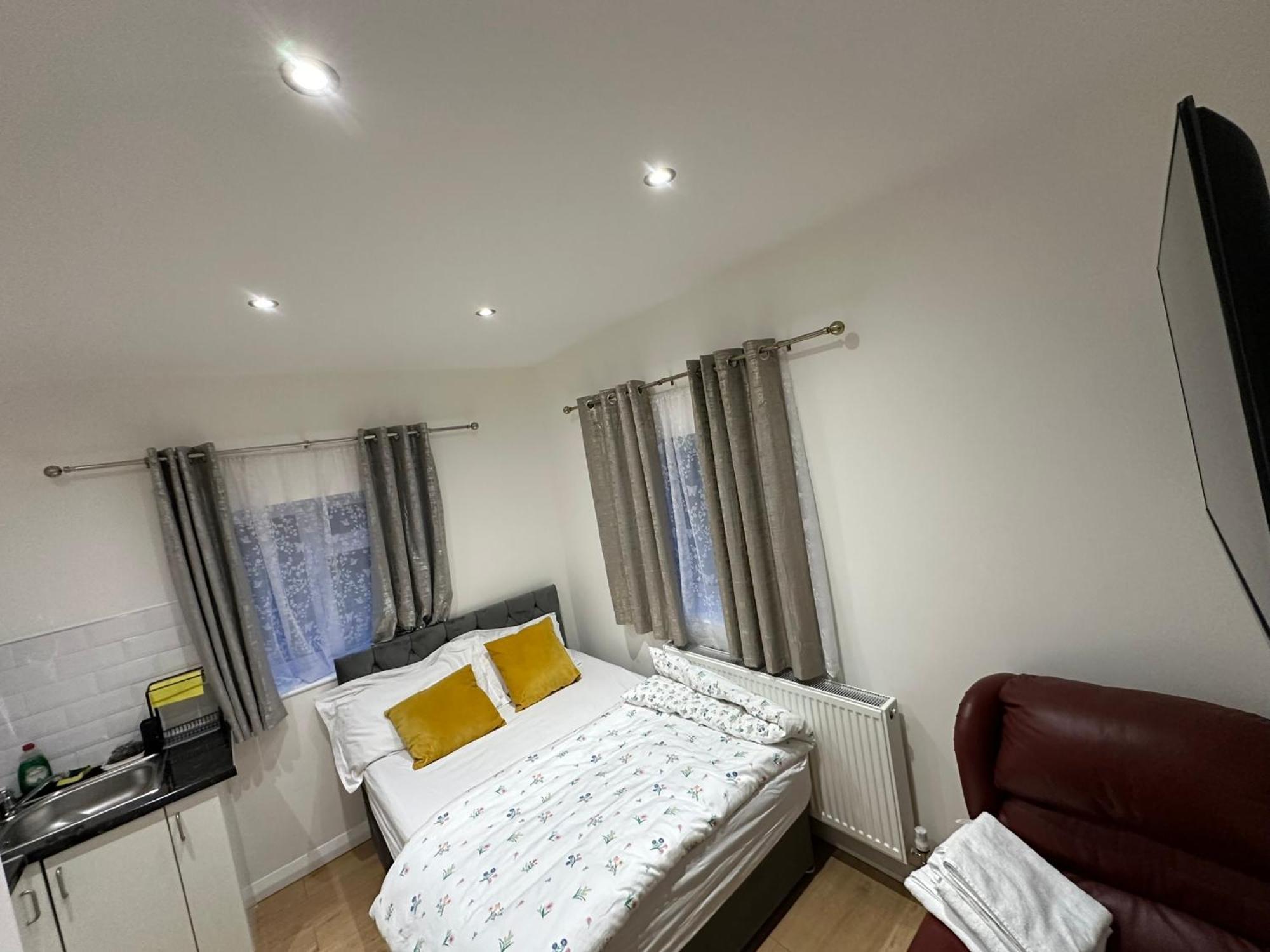 Luxury Ensuite 2Nd Studio Flat With Great Views In Keedonwood Road With Fully Own Bathroom Newly Added And Private Kitchenette Bromley Exterior foto