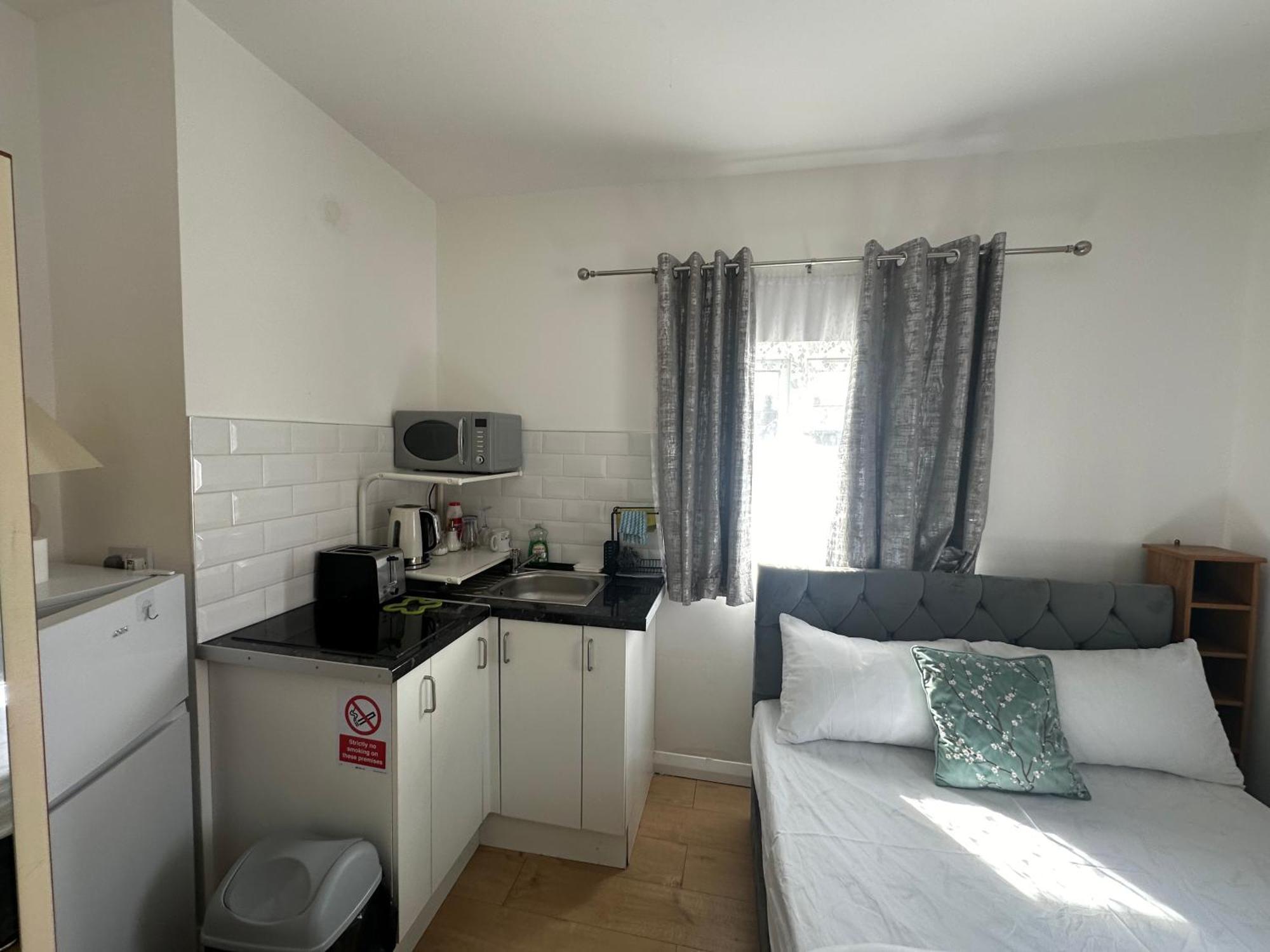 Luxury Ensuite 2Nd Studio Flat With Great Views In Keedonwood Road With Fully Own Bathroom Newly Added And Private Kitchenette Bromley Exterior foto